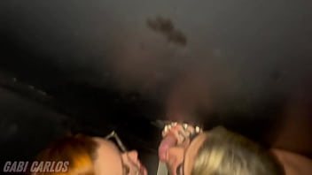 Eu e minha amiga safada chupando gostoso no gloryhole enquanto o marido grava tudo!