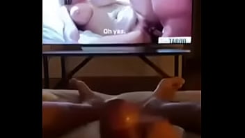 Me hago una paja viendo porno 1