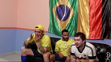 fui ver o jogo da Alemanha e do Brasil e levei uma rola gigante no cuzinho (COMPLETO NO RED)