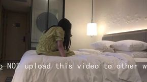 跟朋友通话中强推刚毕业的青涩妹子 Chinese homemade video