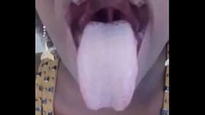 Deusa negra indo leitinho na boca