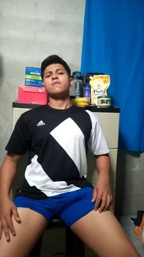 Joven latino rico se masturba en su habitación