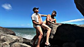 gordinho tirando leite nas pedras de abrico