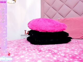 Brunette hair with a gym body enjoys seducing u by showing her nude body