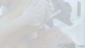 Muscular teen Zario Travezz swallows warm cumshot after sex