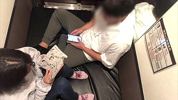 ネカフェのカップルシートで声をおしころして挿入思わず喘ぎ声が出て、、