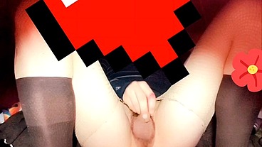 Joven se cree mujercita jugando con pene en su anovagina. Ella necesita quien la llene de semen pero esta sola