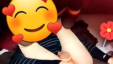 Joven se cree mujercita jugando con pene en su anovagina. Ella necesita quien la llene de semen pero esta sola
