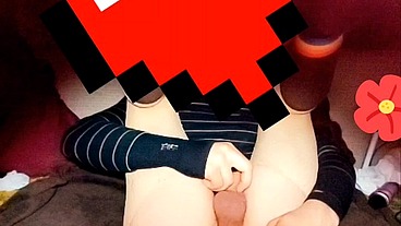 Joven se cree mujercita jugando con pene en su anovagina. Ella necesita quien la llene de semen pero esta sola