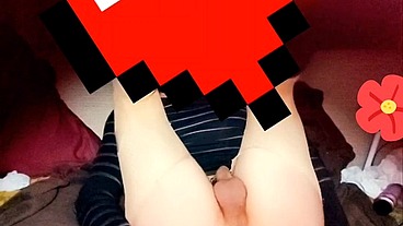 Joven se cree mujercita jugando con pene en su anovagina. Ella necesita quien la llene de semen pero esta sola