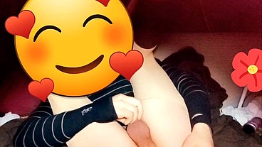 Joven se cree mujercita jugando con pene en su anovagina. Ella necesita quien la llene de semen pero esta sola