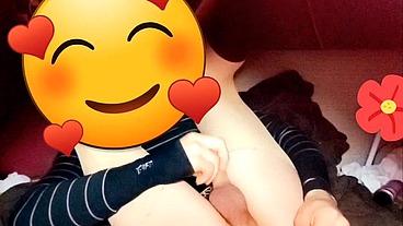 Joven se cree mujercita jugando con pene en su anovagina. Ella necesita quien la llene de semen pero esta sola