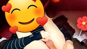 Joven se cree mujercita jugando con pene en su anovagina. Ella necesita quien la llene de semen pero esta sola