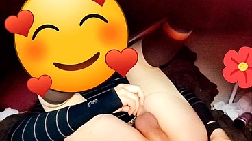 Joven se cree mujercita jugando con pene en su anovagina. Ella necesita quien la llene de semen pero esta sola