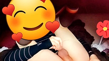 Joven se cree mujercita jugando con pene en su anovagina. Ella necesita quien la llene de semen pero esta sola