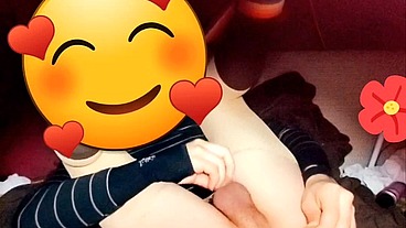 Joven se cree mujercita jugando con pene en su anovagina. Ella necesita quien la llene de semen pero esta sola