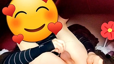 Joven se cree mujercita jugando con pene en su anovagina. Ella necesita quien la llene de semen pero esta sola