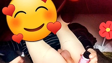 Joven se cree mujercita jugando con pene en su anovagina. Ella necesita quien la llene de semen pero esta sola