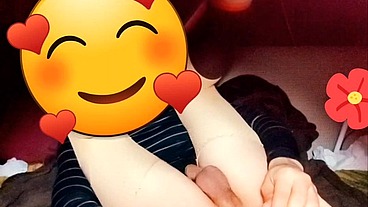 Joven se cree mujercita jugando con pene en su anovagina. Ella necesita quien la llene de semen pero esta sola