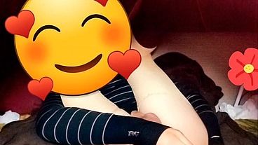 Joven se cree mujercita jugando con pene en su anovagina. Ella necesita quien la llene de semen pero esta sola