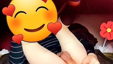 Joven se cree mujercita jugando con pene en su anovagina. Ella necesita quien la llene de semen pero esta sola