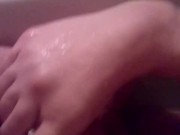 Артем сосет сам себе дрочит ногами лижет ноги в ванной self suck autofellatio self footjob