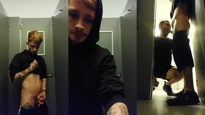 botei o safado pra me mamar no banheirao