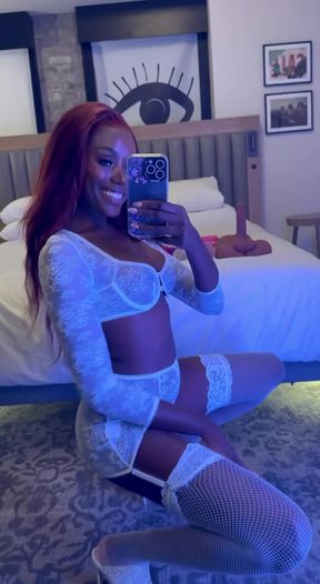 Mature milf shows off her only fans solo performance