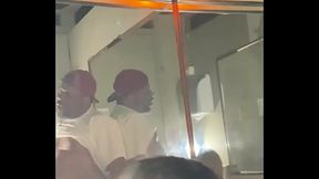 Mamando seguran&ccedil_a da boate para n&atilde_o pagar entrada sem tarjas