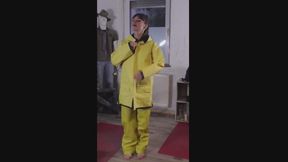 Miss Clara in gelber Regenlatzhose und Friesennerz