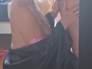 Mi vecina se queda sola y me corro abundante en su cara