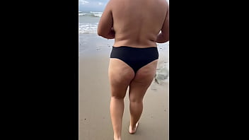 Surprising I record a sexy Colombian girl on the beach and we ended up fucking very hard on the beach.