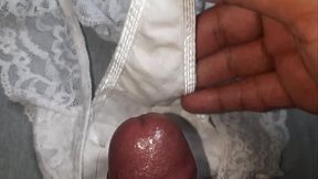 Chorro de semen en la tanga blanca preferida de mi amiga la de la panocha rica