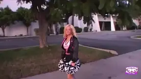 Cheerleader finds new dick after breaking up with BF