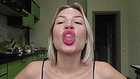 PUFFY LIPS STINK AFTER FUCKING CHEWING GUM!MP4