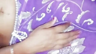 خادمة آسيوية هاوية تقدم خدمة جنسية فموية رديئة قبل أن يتم إيلاج قضيب ضخم في مؤخرتها في فيديو منزلي