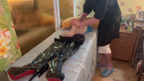 Massage and Handjob to the the Tranny Till Cum
