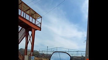 Chica en falda subiendo puente