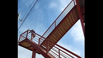 Chica en falda subiendo puente