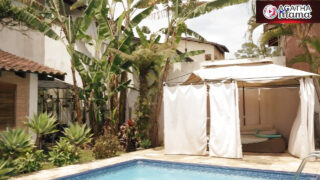 Interrassischer Dreier für die heiße brasilianische MILF Agatha Mama: Die im Bikini gekleidete Schönheit mit großem Hintern und großen Brüsten genießt Analverkehr, Blowjob und heftigen Sex.