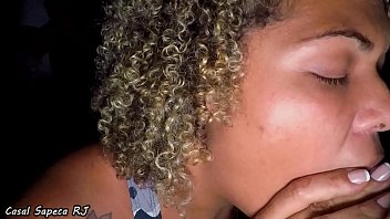 LEVEI MINHA AMIGA SIGILOSA PRA CONHECER O DECK ONDE GOSTO DE FUDER COM DESCONHECIDOS, ELA N&Atilde_O RESISTIU E MAMOU GERAL, COME&Ccedil_ANDO PELO MEU MARIDO
