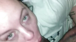 Pompino interrazziale &#8211; video fatto in casa di una troia americana matura che succhia un cazzo dopo essere stata scopata analmente da un BBC