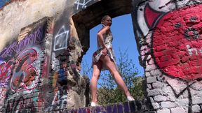 Triple pissing outdoor