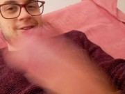 Una mano che fa su e giù con il proprio cazzone