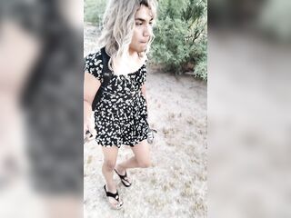 linda ladyboy camina en publico con minivestido y sandalias altas caliente