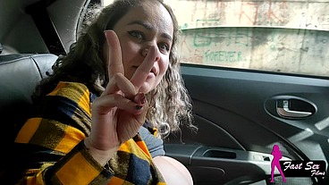 MOSTREI MINHA RABA NA RUA E O ENTREGADOR DE APLICATIVO ME CHUPOU NO CARRO - I SHOWED MY ASS ON THE STREET AND THE APP DELIVERY GUY SUCKED ME OFF IN THE CAR