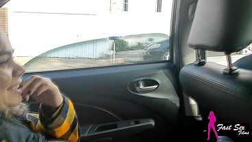 MOSTREI MINHA RABA NA RUA E O ENTREGADOR DE APLICATIVO ME CHUPOU NO CARRO - I SHOWED MY ASS ON THE STREET AND THE APP DELIVERY GUY SUCKED ME OFF IN THE CAR
