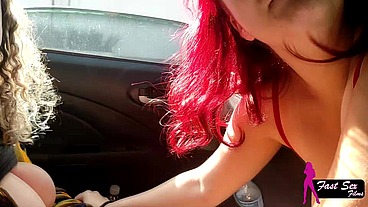 MOSTREI MINHA RABA NA RUA E O ENTREGADOR DE APLICATIVO ME CHUPOU NO CARRO - I SHOWED MY ASS ON THE STREET AND THE APP DELIVERY GUY SUCKED ME OFF IN THE CAR