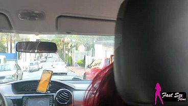 MOSTREI MINHA RABA NA RUA E O ENTREGADOR DE APLICATIVO ME CHUPOU NO CARRO - I SHOWED MY ASS ON THE STREET AND THE APP DELIVERY GUY SUCKED ME OFF IN THE CAR
