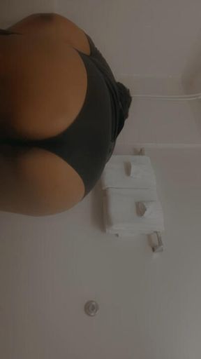 Shaking my fat ass🍑🍑